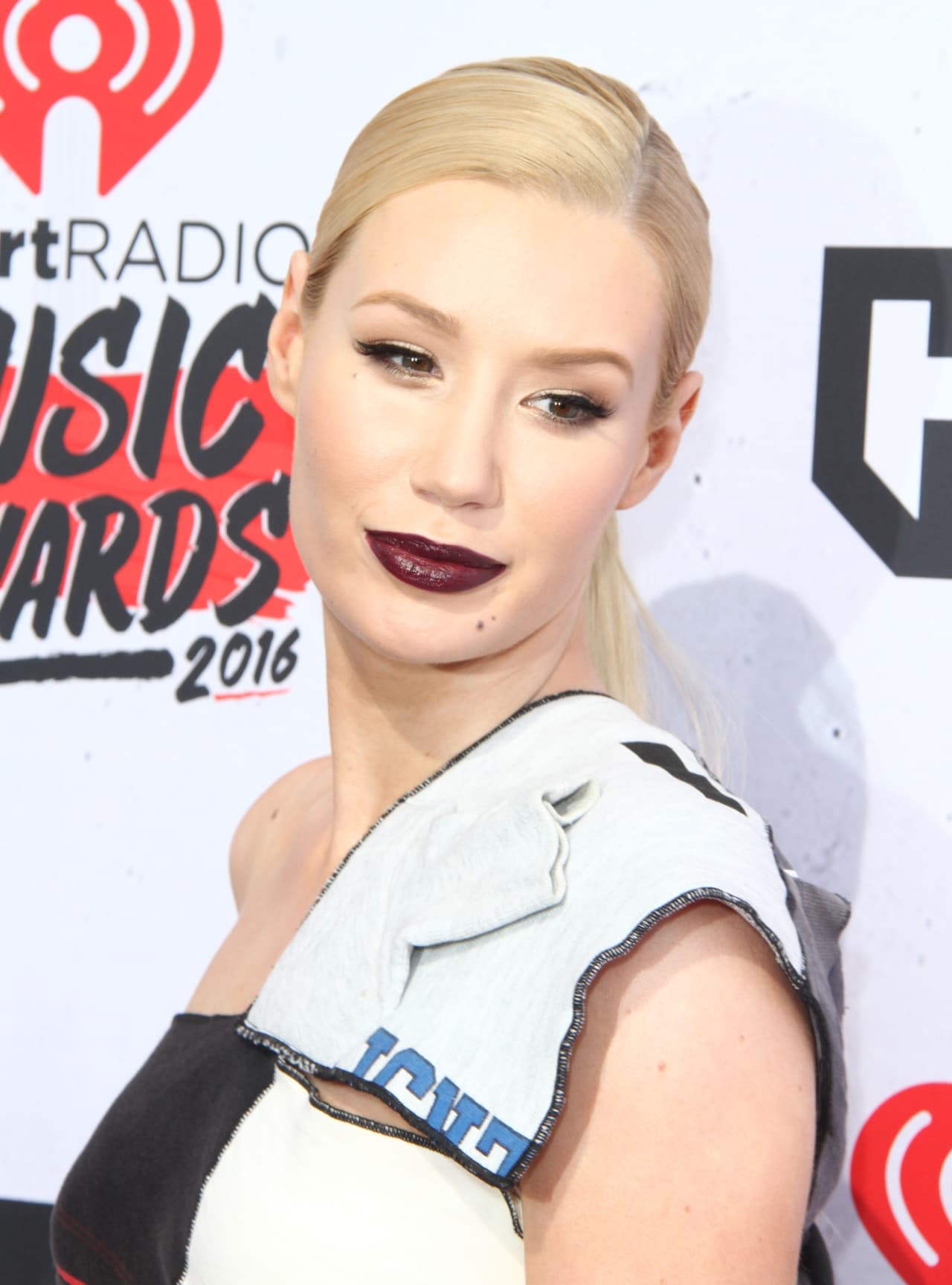 Su maquillaje iba acorde con su estilo. Realmente acertado.