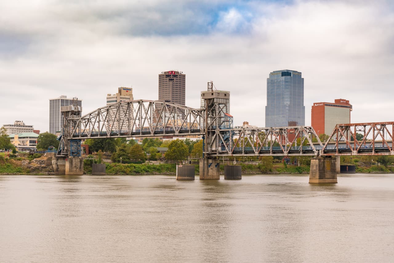 <h3 class="cms-H3-H3">10. Little Rock, Arkansas</h3>
<br>
<br>Luego de sufrir un aumento del 20% en 2020, o 939 por cada 100,000 habitantes, la tasa de delitos violentos de Little Rock 
<b>se posicionó por encima de la gran mayoría de las áreas metropolitanas del país.</b> En octubre pasado, el alcalde Frank Scott Jr. anunció un plan integral para combatir este problema que incluye mayor presupuesto policial y la contratación de nuevos elementos. 
<br>
<br>