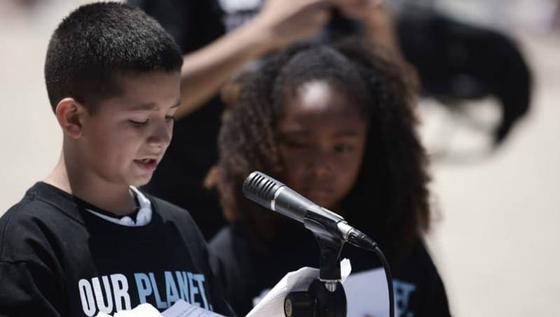 Este niño le da una lección de tolerancia a un grupo de antiinmigrantes que lo insulta