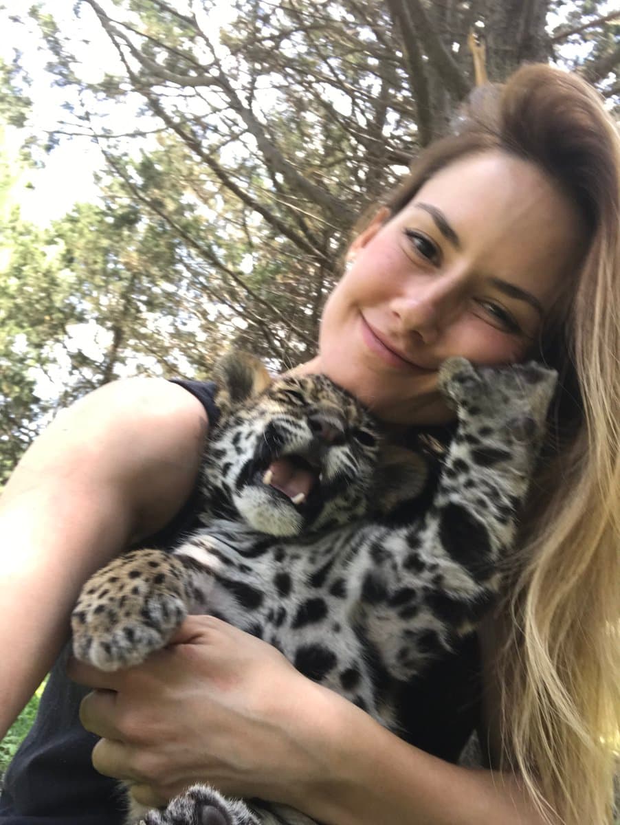 El contacto con la naturaleza es importantísimo para la actriz, y los animales son su mayor debilidad, así lo podemos ver en esta imagen en la que la actriz está abrazando a un salvaje felino. ¿Tú te atreverías a hacerlo?