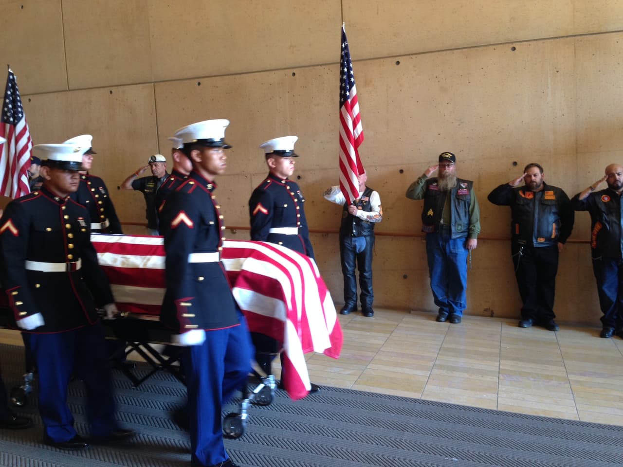 Seis marines sacaron el féretro del templo mientras los presentes se cuadraban en saludo militar.