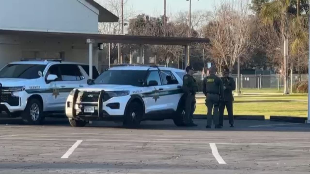 Oficiales de otros cuerpos policiacos también llegaron para despedir a Gonzalo Carrasco Jr.