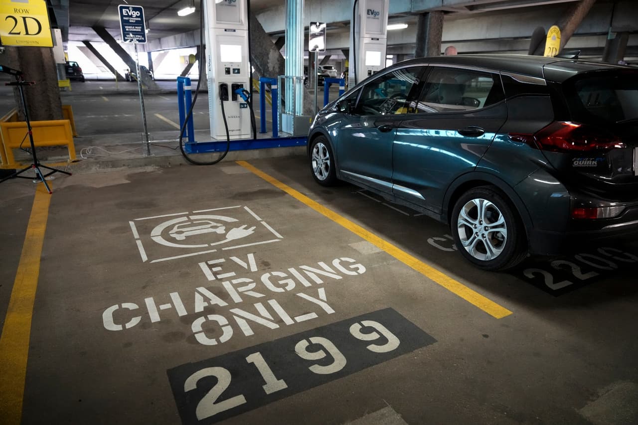 Vehículos eléctricos se muestran antes de una conferencia de prensa en la Casa Blanca sobre el Plan de Empleo Americano y para destacar los vehículos eléctricos, 22 de abril de 2021 en Washington, DC.