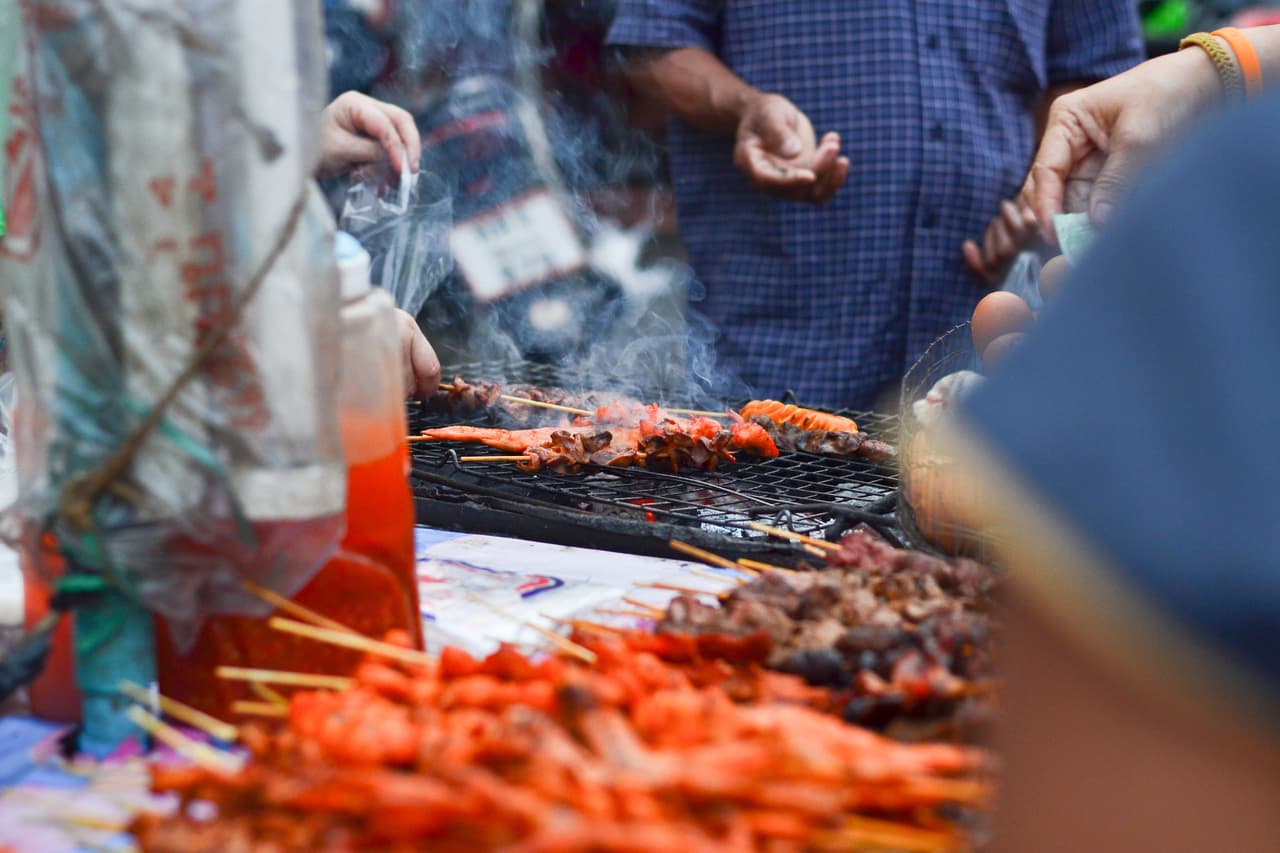 Fue al hospital por un dolor abdominal y le hallaron un chip de perro en el estómago tras comer en un puesto callejero
