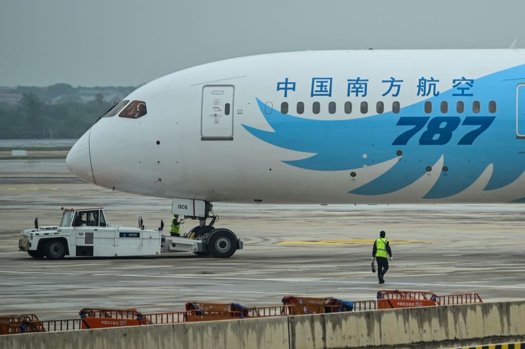 Un Boeing 787 en el aeropuerto de Tianhe en Wuhan. EEUU ordenó suspender vuelos de las aerolíneas chinas después de que Beijing no permitiera a compañías estadounidenses reanudar los servicios a China.
<br>