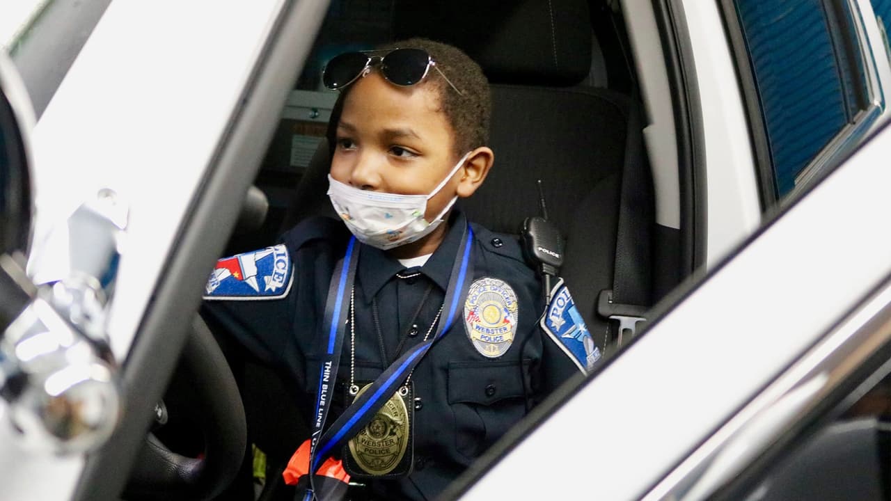 Liam conoció los vehículos de la policía.