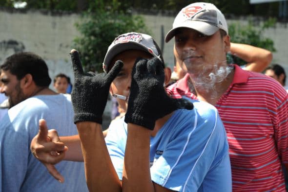 La Ley de proscripción de maras, pandillas, agrupaciones, asociaciones y organizaciones de naturaleza criminal, conocida como "antimaras", fue aprobada por el Parlamento el pasado 1 de septiembre y sancionada nueve días después por el presidente Mauricio Funes, quien descartó negociar con los pandilleros.