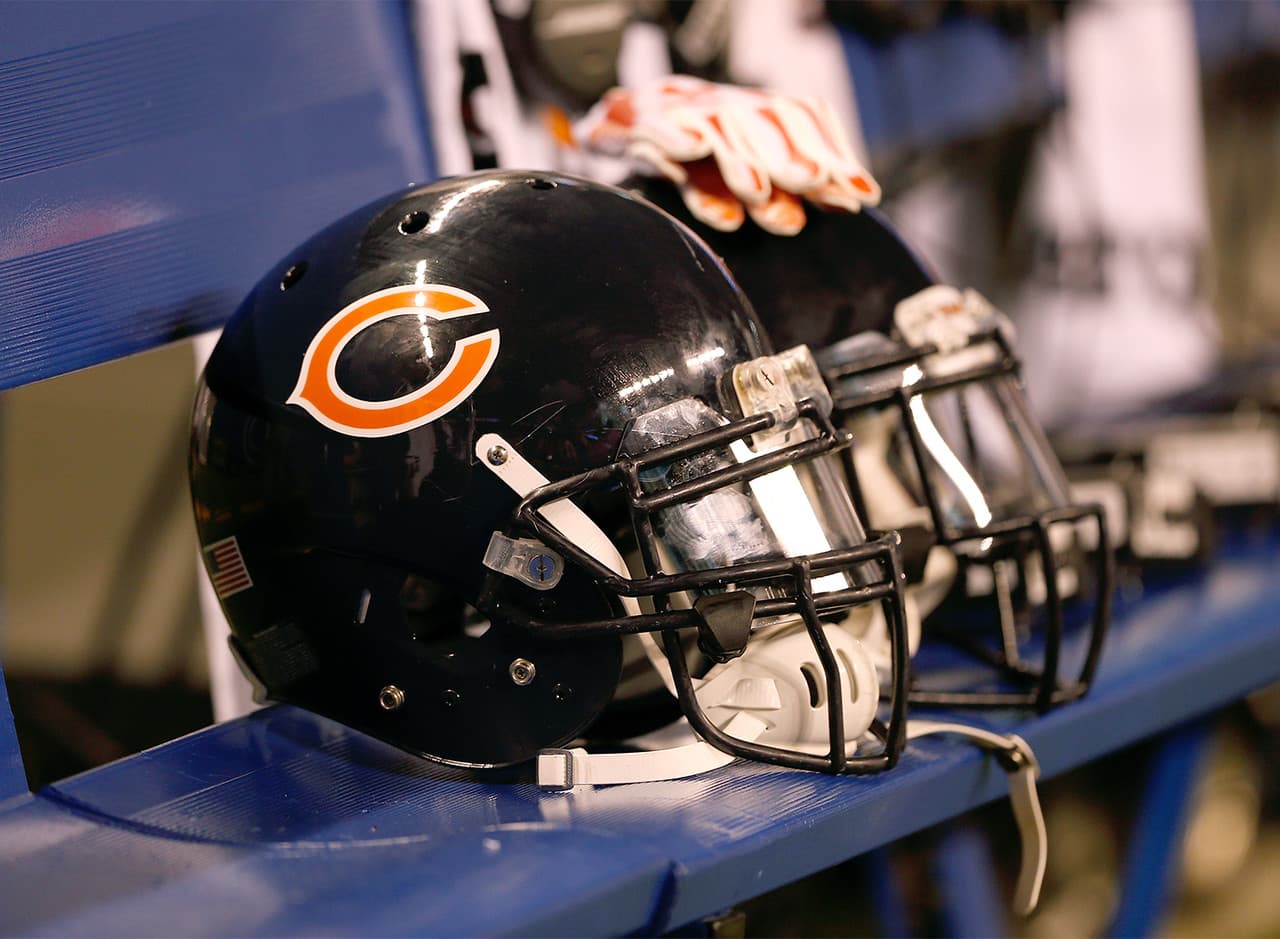 <b>Chicago Bears: NADIE</b>
<br>No existe tal figura en Chicago. Los Bears simplemente han sido extraídos de veteranos durante el reinado del gerente general Ryan Pace. El corredor Matt Forte, el pateador Robbie Gould y el receptor Alshon Jeffery son historia. Los Bears de hoy se quedan con cero jugadores 
<i>drafteados</i> antes de 2013. En una nota positiva, un puñado de selecciones de Pace y adquisiciones jóvenes como Cody Whitehair, Jordan Howard, Cameron Meredith y Leonard Floyd, han mostrado ser una promesa para la reestructuración.