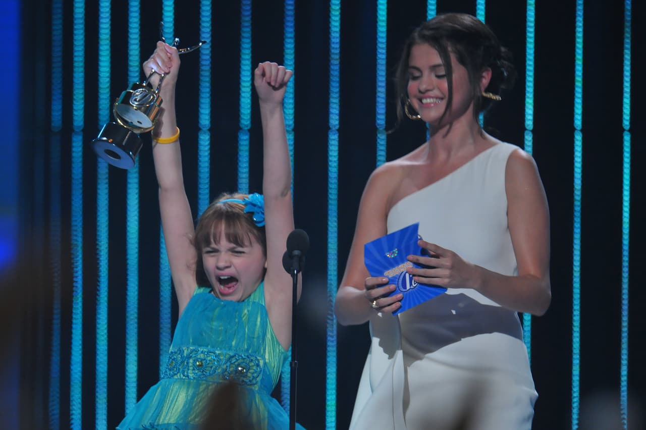 Joey King ahora tiene 17, la edad que tenía Selena en aquel entonces.