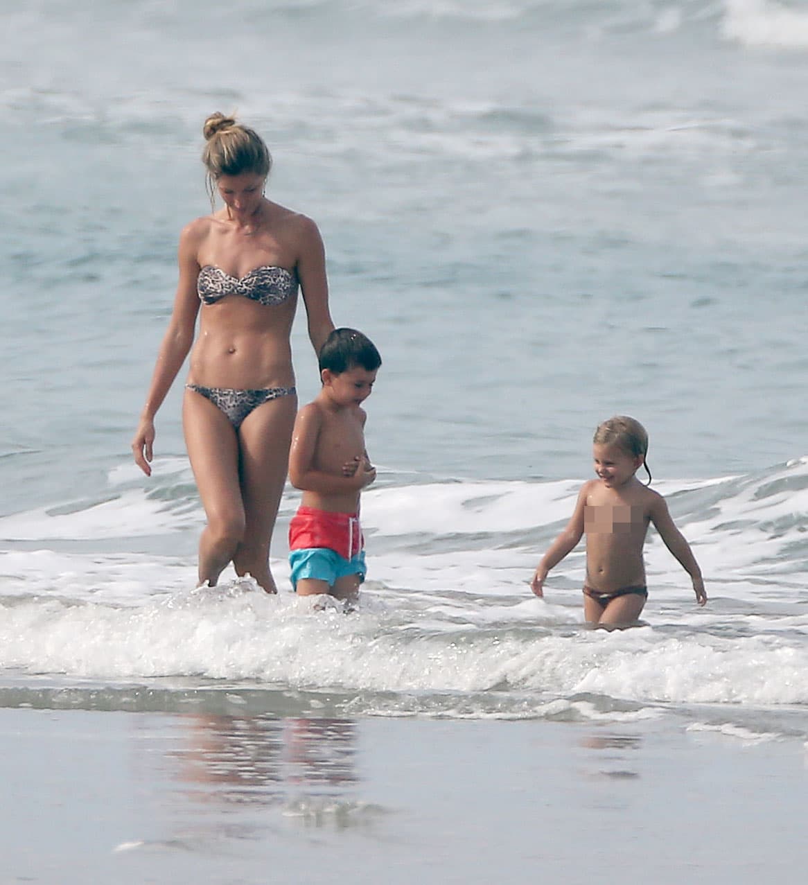 Después los tres entraron al mar.