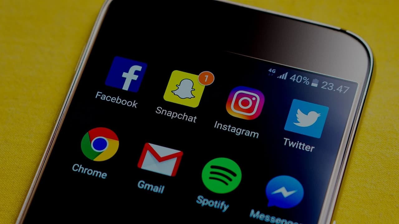 Chaperón de grupo juvenil chantajeaba a niñas para que enviaran fotos de desnudos