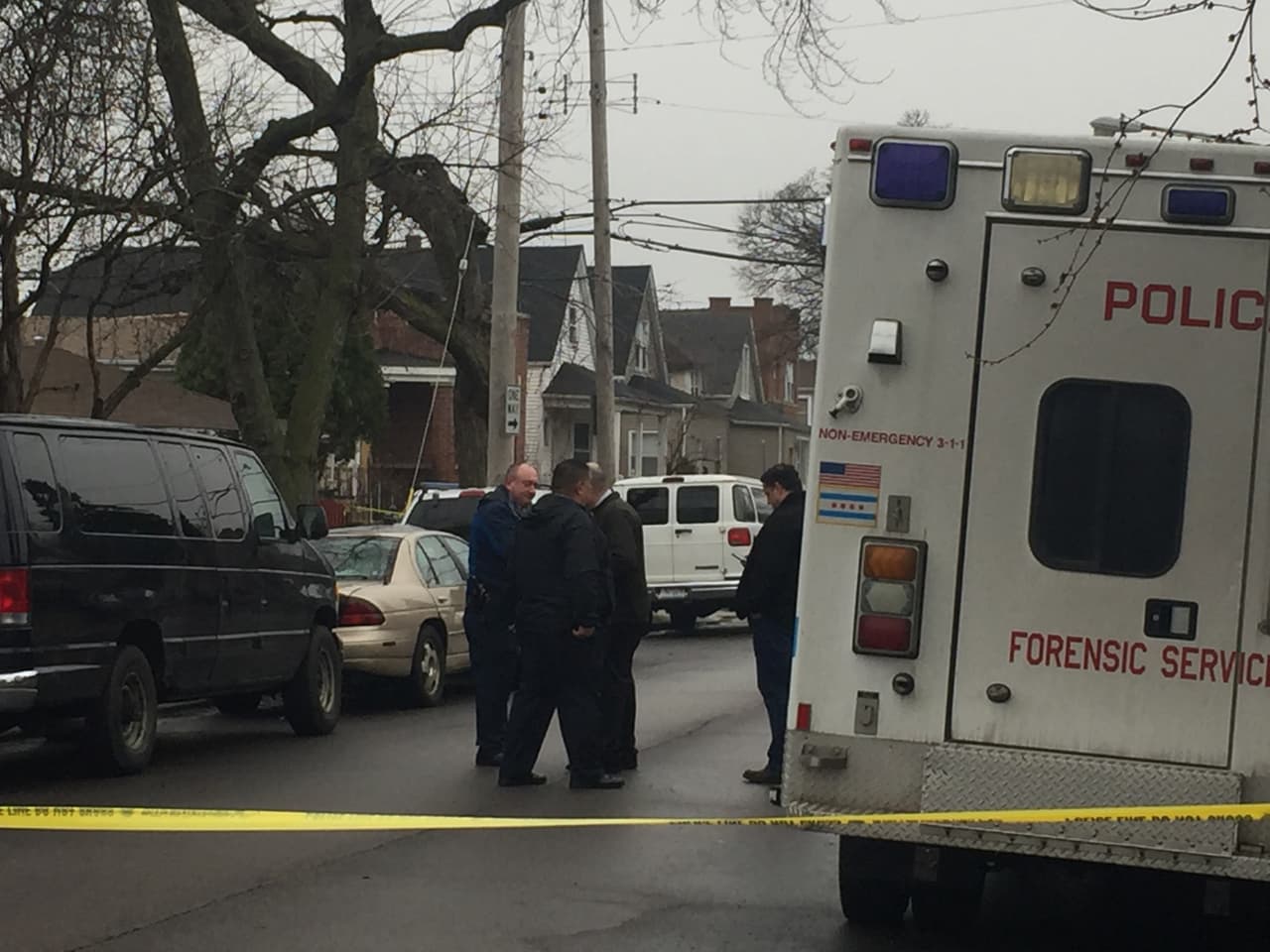 "Cada vez que un oficial de ICE o un agente especial descarga su arma en el cumplimiento de su deber, la Oficina de Responsabilidad Profesional de ICE revisa el caso. Debido a esta revisión en curso, no se darán más detalles en este momento", dijo la oficina de ICE en una comunicado.