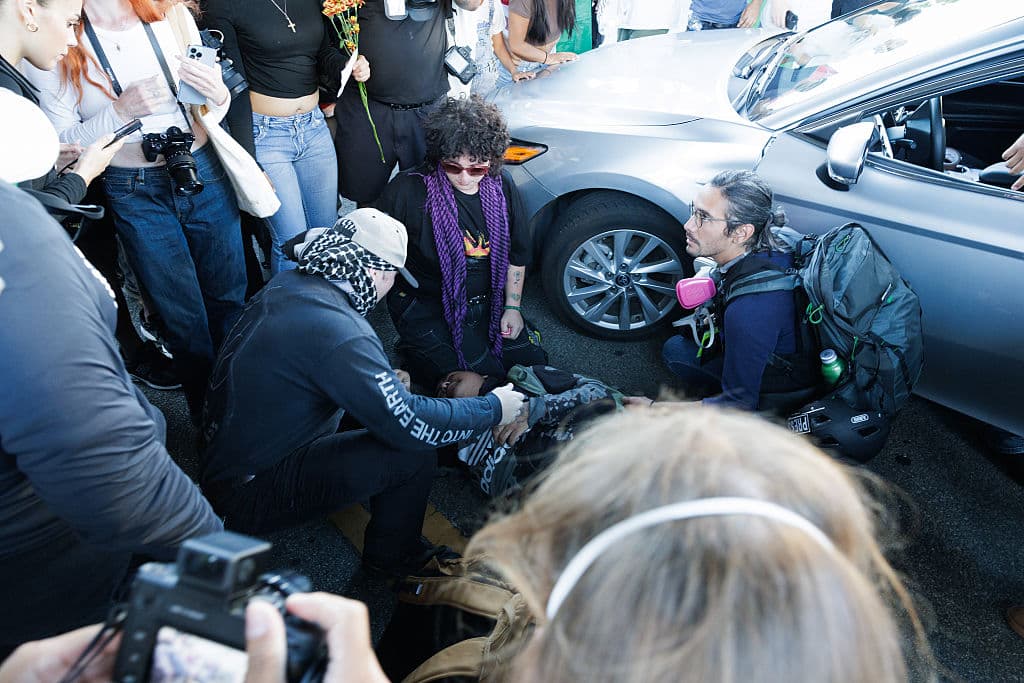 El incidente ocurrió alrededor del mediodía mientras miles de personas marchaban por la calle Alameda entre las calles Aliso y Temple, dirigiéndose hacia el oeste por la calle 1st hacia Grand Avenue. El hombre fue trasladado por otros manifestantes en un vehículo privado al Centro Médico del Condado de Los Ángeles+USC.