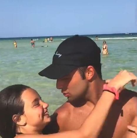 "¡Felicidades, loquita! Este anillo es el símbolo del amor incondicional que se siente por ti", puntualizó Jencarlos en su mensaje.