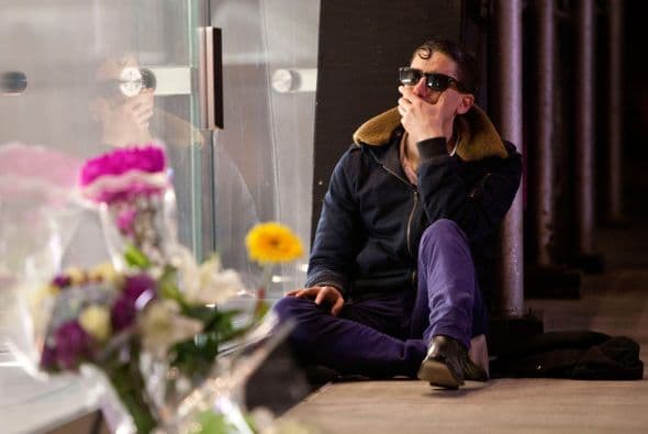 Miles de fanáticos en todo el mundo hicieron de las tiendas Apple un santuario para recordar el legado que dejó el visionario Steve Jobs.