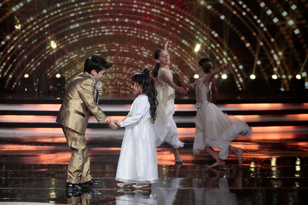 Kevin cantó la primera parte de la canción solo, y después cedió el micrófono a Beba.