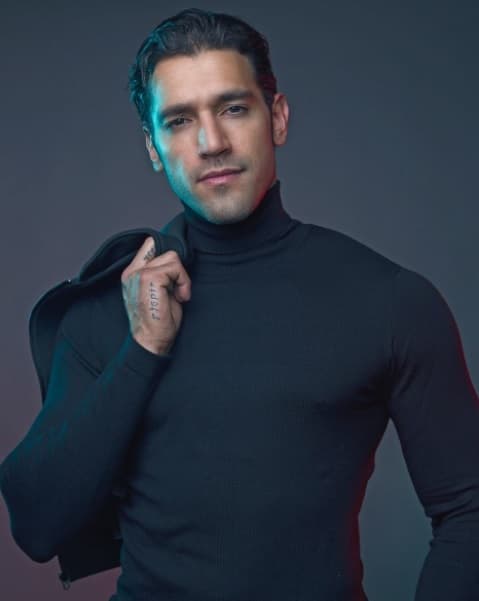 Raul Coronado otro actor mexicano de 33 años, que actualmente participa en la novela 'Mi adorable maldición', se despojará de la ropa para mostrar su talento como bailarín.