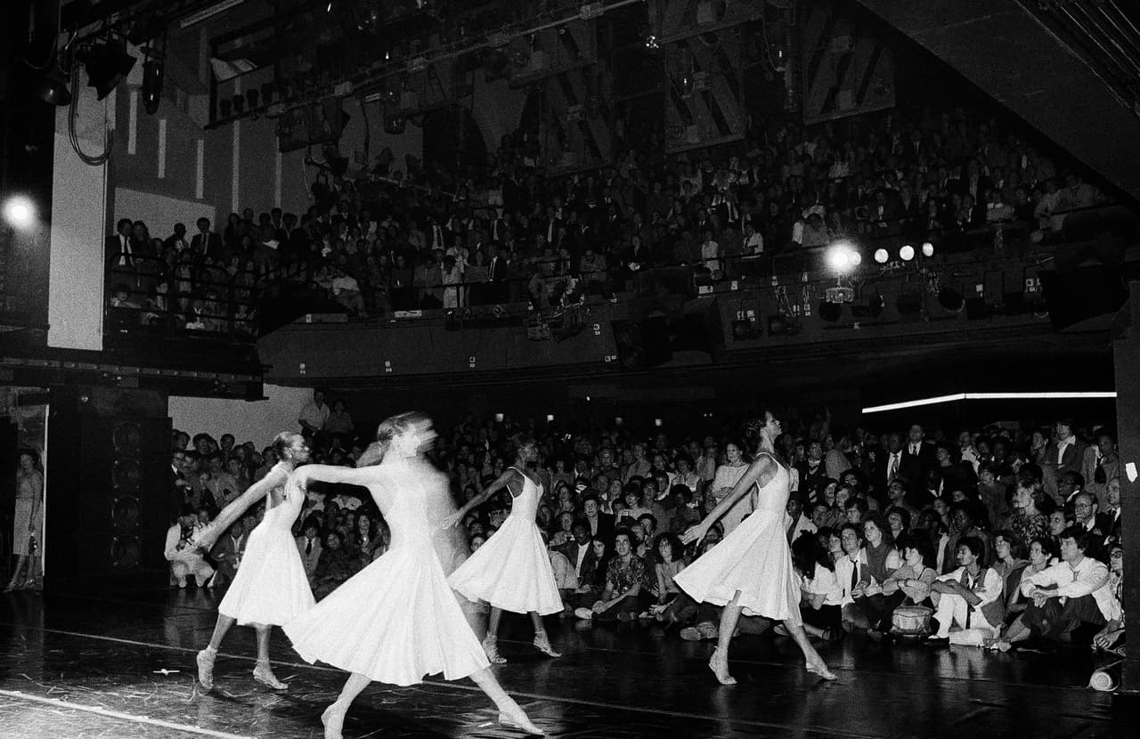 Bailarinas del 
<a href="https://www.alvinailey.org/"><u style="box-sizing: border-box;">Alvin Ailey American Dance Theater</u></a> presentándose en la discoteca Studio 54 de Nueva York el 20 de noviembre de 1979.