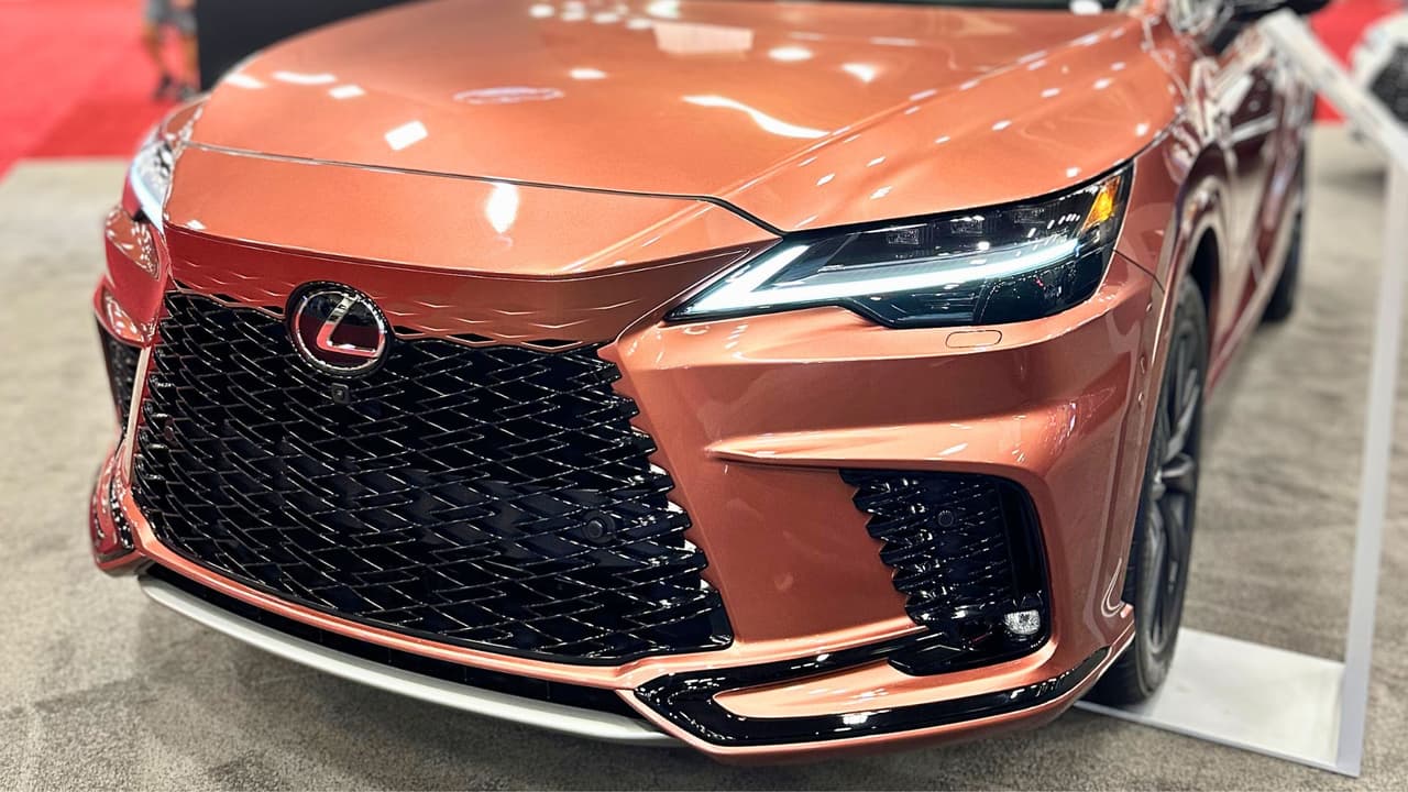 Para aquellos que están en la búsqueda de su próximo vehículo o 
<b>simplemente quieren disfrutar de una experiencia automotriz inolvidable</b>, es el lugar ideal. Con un solo día de visita, los asistentes tienen 
<b>la oportunidad de explorar 22 marcas diferentes</b>, comparar opciones y tomar decisiones informadas sin la presión de los concesionarios tradicionales.