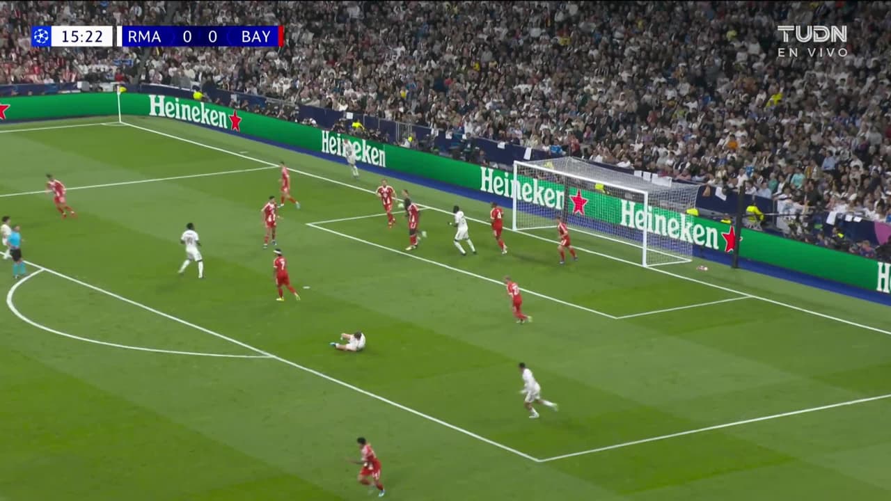 ¡TIRO ATAJADO! disparo por Kylian Mbappé.