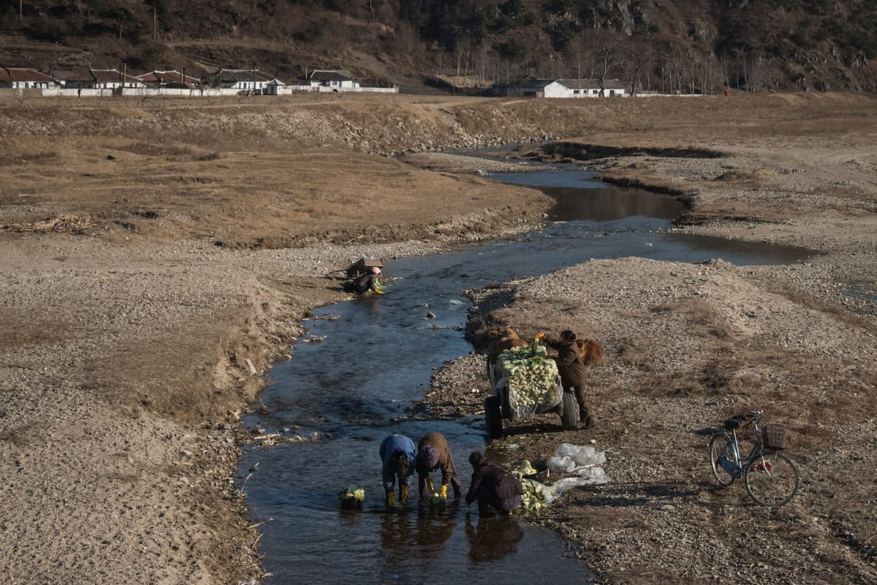 En un paisaje más bien árido, estos otros pobladores lavan coles en el río cercano a la ciudad de Raksan. ED JONES/AFP/Getty Images