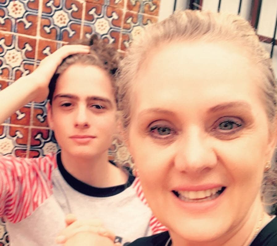 "Hay unos que
<b> <a href="https://www.univision.com/famosos/erika-buenfil-no-es-la-unica-reganada-andrea-legarreta-dice-quienes-le-prohibieron-subir-videos-de-tik-tok-fotos" target="_blank">no me deja hacer</a> </b>porque dice '¡qué oso (vergüenza) con mis amigos!'", confesó Buenfil en la entrevista con el show mexicano. 
<br>