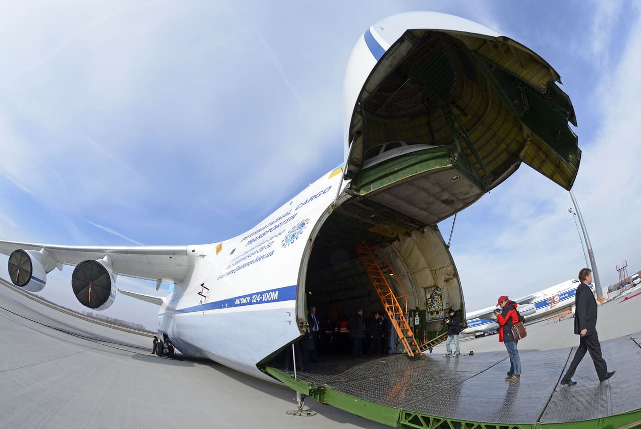 Luego de años sin volar tras la caída de la Unión Soviética, el único ejemplar existente de este avión comenzó a operar en 2001 desde el aeropuerto ucraniano de Gostomel, ahora en manos de Rusia.
<br>
<br>La foto muestra al Antonov AN-225 abierto antes de ser cargado en Leipzig, Alemania, en 2013.
<br>
<br>
<a href="https://www.univision.com/noticias/mundo/conflicto-rusia-ucrania-estados-unidos-invasion-otan-fotos"><u>Vea aquí la historia en fotos de las tres décadas de conflicto entre Rusia y Ucrania</u></a>
<br>