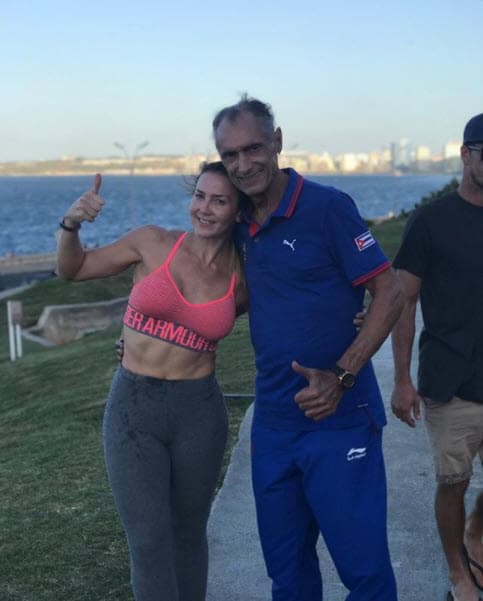 Cuando tenía 11 años se mudó a la Ciudad de México con su mamá. Heredó de su papá el gusto por el deporte: "Él es mi padre, mi motor y mi fuerza, mi razón para lograr el @reto4elementos su energía me acompañará cada día, sus consejos los aplicaré en cada prueba y su amor me abrazará cada noche que esté en la competencia. ¡Esto va por ti papá!", escribió en Instagram.