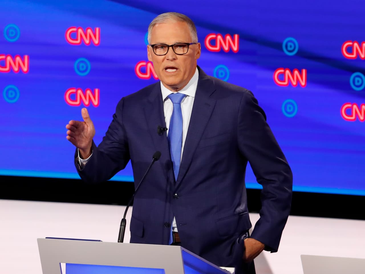 El gobernador del estado de Washington, 
<a href="https://www.univision.com/temas/jay-inslee">Jay Inslee</a>, dijo durante una intervención en el debate: "Nosotros no podemos seguir permitiendo que un nacionalista blanco siga en la Casa Blanca".