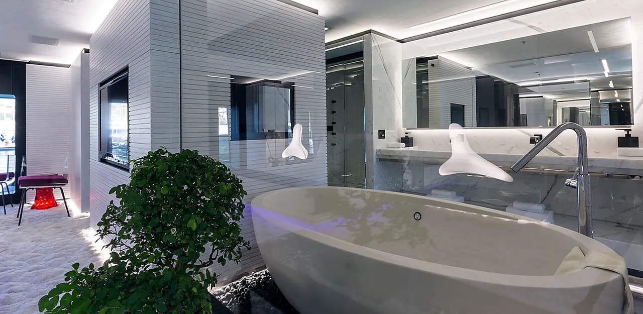 El medio señala que en este yate A-Rod recibirá a
<b><a href="https://www.univision.com/entretenimiento/asi-fueron-los-costosos-pasteles-de-cumpleanos-de-jlo-y-arod-video" target="_blank">50 invitados para su fiesta</a></b>, aunque solo algunos pasarán la noche cobijados bajo sus lujosas amenidades.
<br>