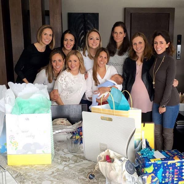 Ya comenzó con la etapa de los baby shower, hasta los hace grupales con sus amigas que también están embarazadas.