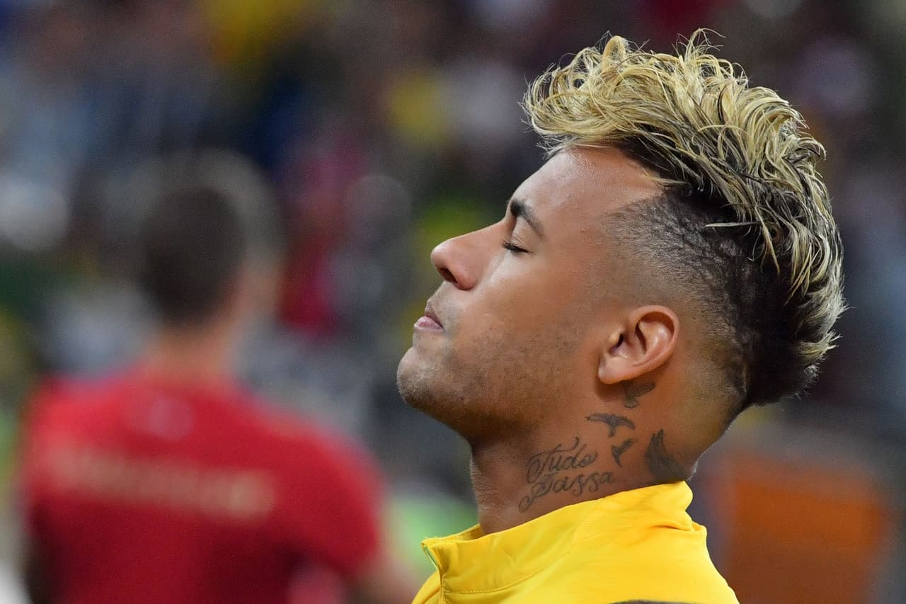 O como el brasileño Neymar, que cambia de look en cada partido y su pelo que siempre llama la atención...