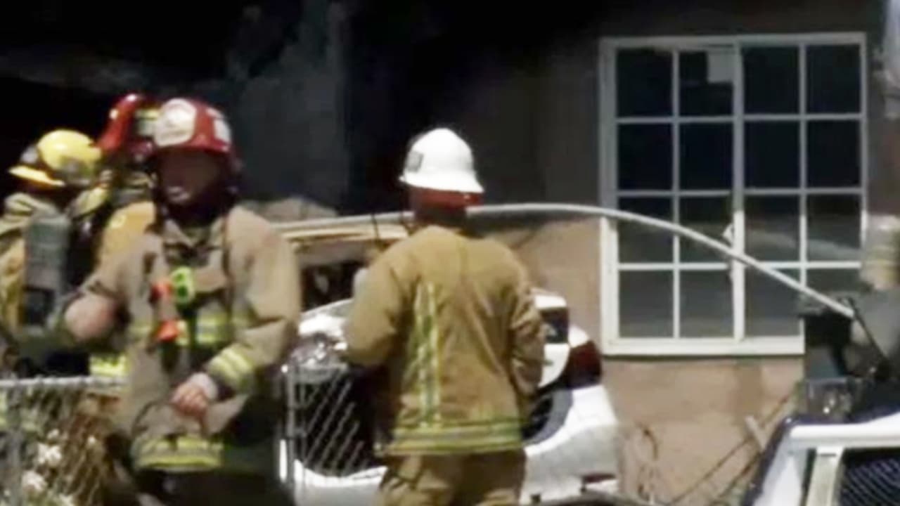 Conductor se estrella contra vivienda al sur del Valle tras ser herido de bala, y causa incendio
