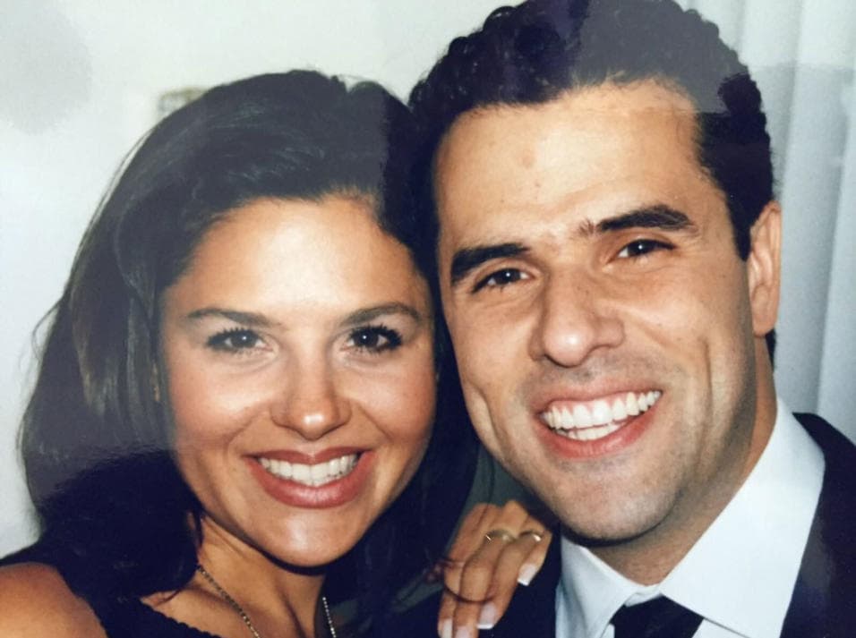 Algunos no saben que es prima del conductor Marco Antonio Regil, ellos se sienten como hermanos.