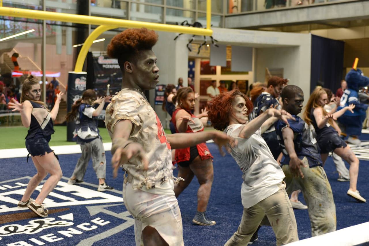 <b><a href="https://www.cfbhall.com/happenings/halloween-events-haunted-hall-of-fame-at-the-college-football-hall-of-fame-built-by-the-home-depot/">Haunted Hall of Fame (Hasta el 30 de octubre)</a></b>. Los fanáticos del fútbol americano universitario experimentarán exhibiciones inmersivas e interactivas junto con el espíritu de Halloween y los niños podrán pedir dulces durante todo el día.