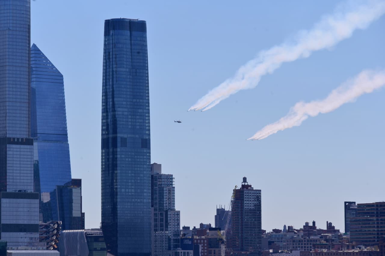 Las aeronaves vistas desde desde Weehawken, Nueva Jersey.
<br>