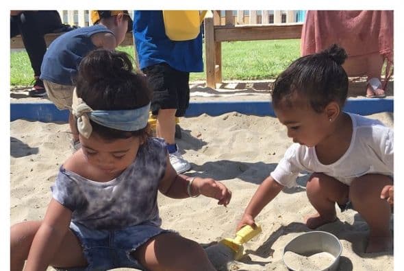 Jugando en la arena con una amiguita.