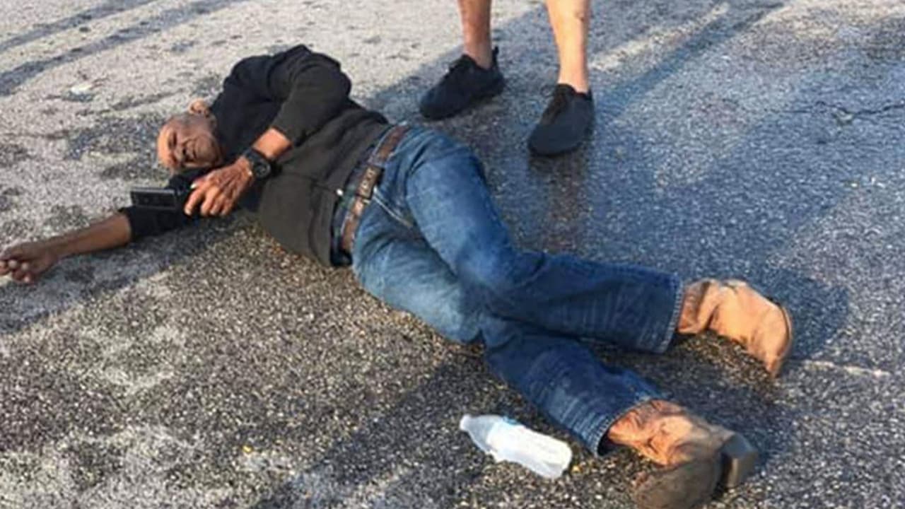 Vargas quedó tendido en el pavimento y en esta fotografía se le observa mientras trata de comunicarse con amistades para avisarles de lo sucedido.