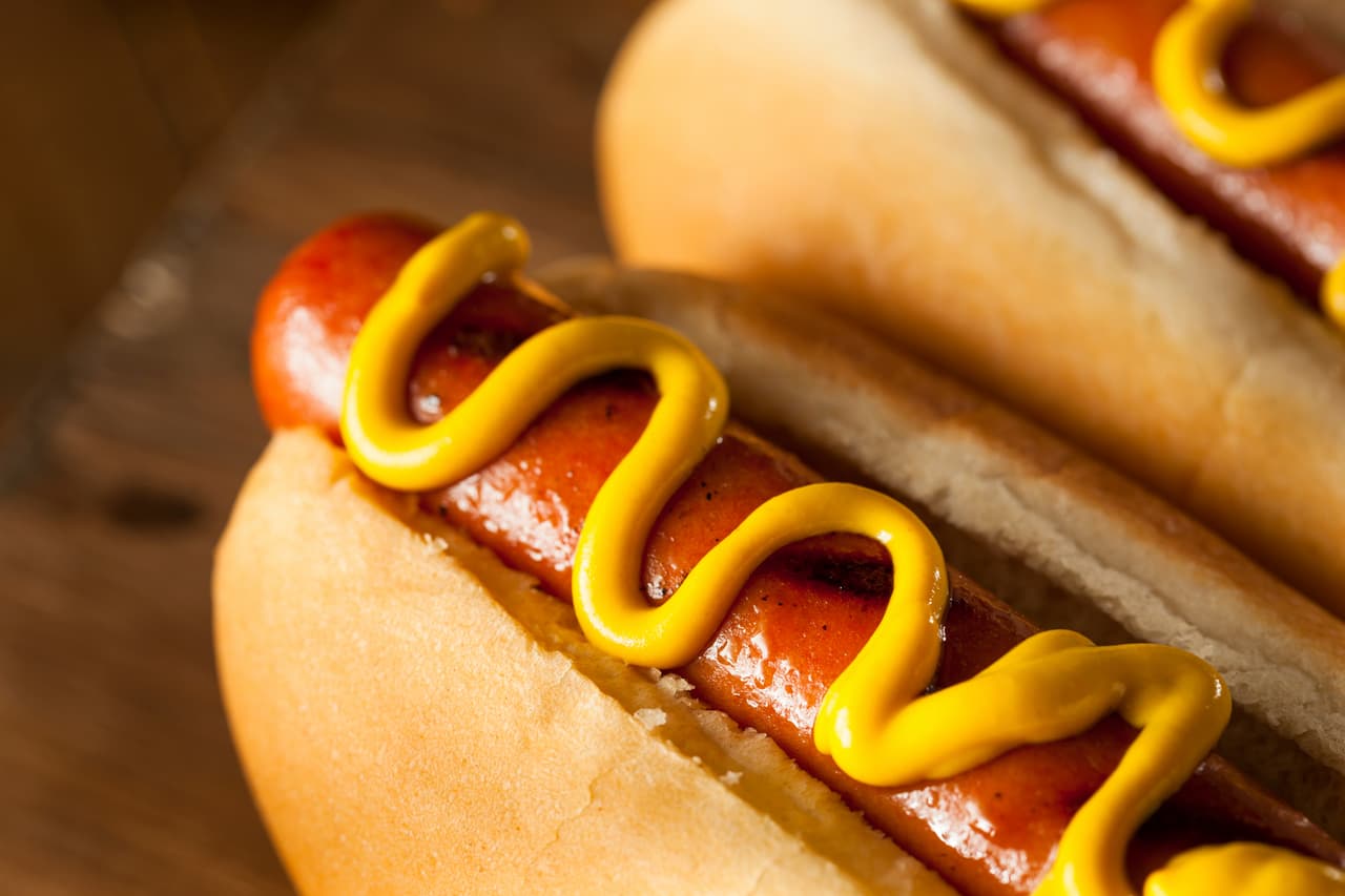¿Amante de los hot dogs? Retiran salchichas del mercado por brote de listeria
