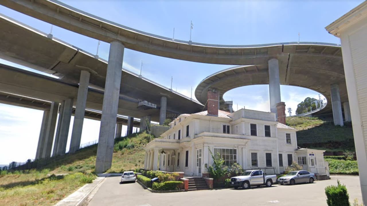 En una ubicación poco conocida, debajo del Puente de la Bahía, se encuentra una mansión olvidada. Esta imponente casa de tres pisos fue alguna vez el hogar del más grande almirante moderno de Estados Unidos y también fue un obstáculo histórico en la construcción del puente.