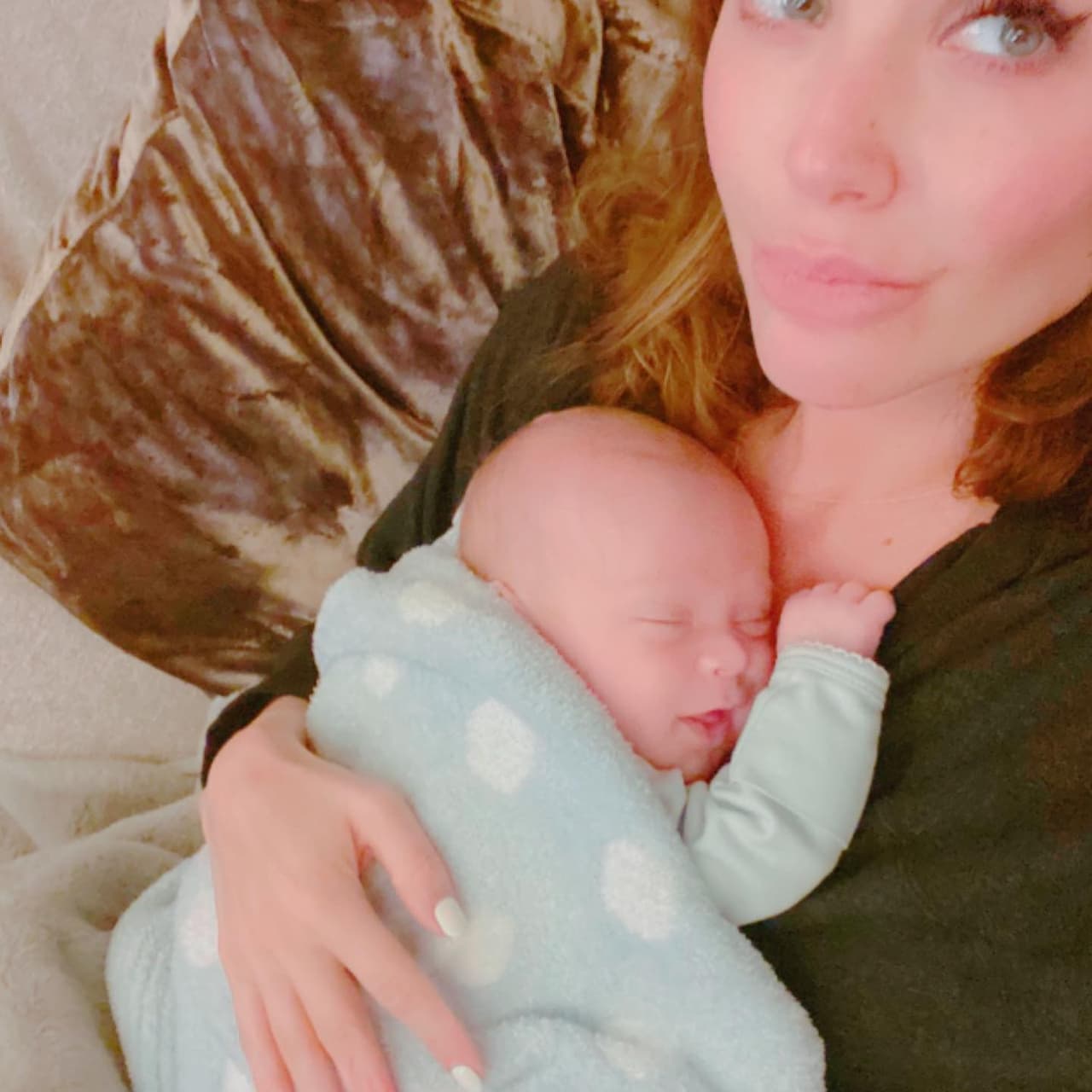 Dos años después, en octubre de 2019, la protagonista de la telenovela ‘Rebelde’ dio a conocer que esperaba a su 
<a href="https://www.univision.com/famosos/anahi-cumpleanos-hijo-emiliano-fotos-videos-2-anos">segundo hijo, Emiliano</a>, quien llegó a este mundo el 2 de febrero de 2020. 
<br>