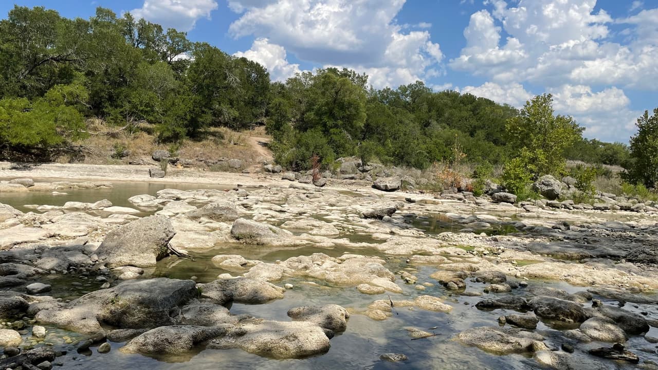 Asimismo, pidieron prudencia a los visitantes debido a que lass temperaturas de la zona han alcanzado un índice de calor bastante alto en la ola de calor que enfrenta Texas.
<br>
<br>La temperatura del agua del río ha registrado una temperatura de 94 grados.
