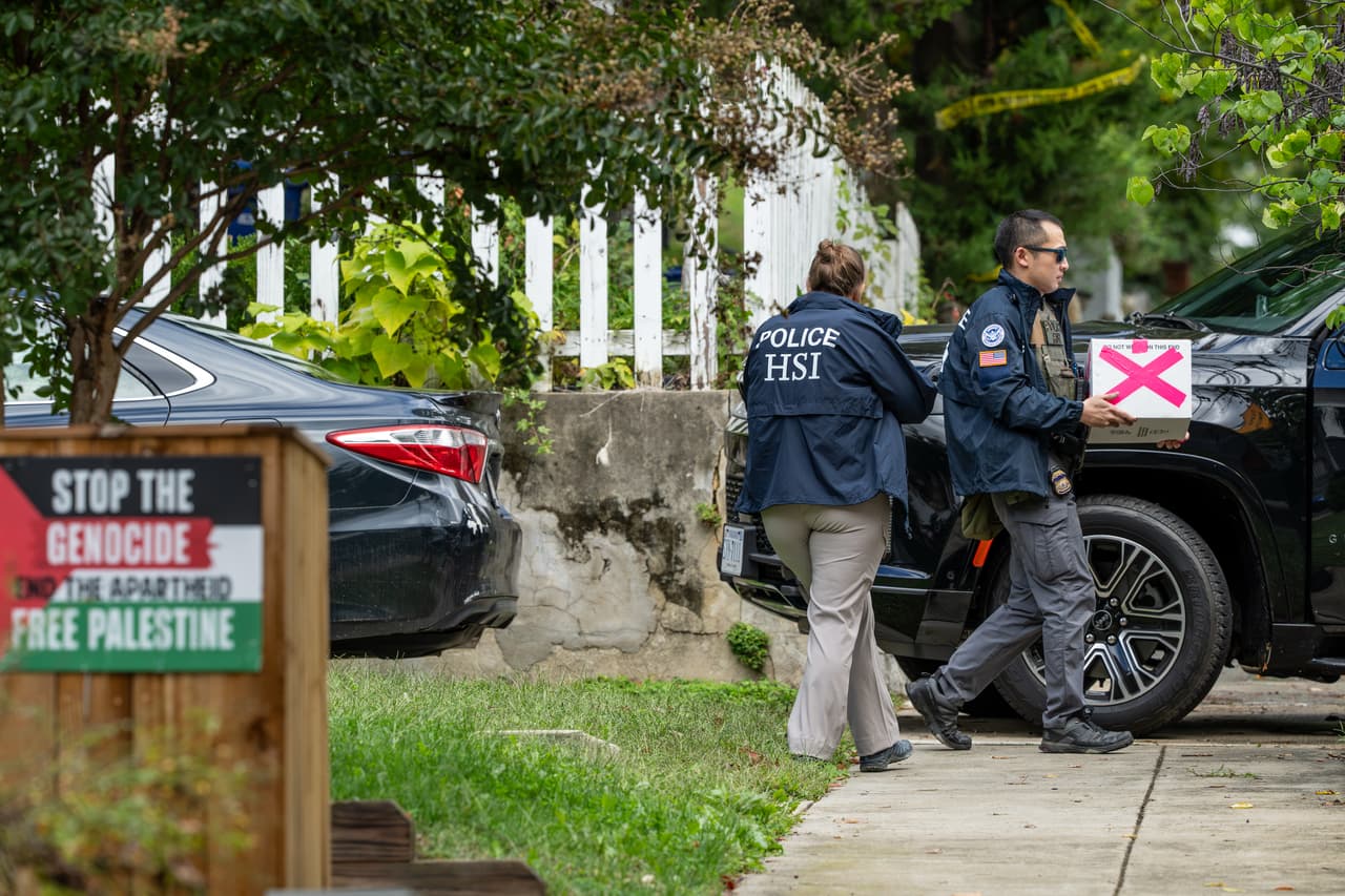 Tras acordonar la calle donde se ubica la casa de Omar, agentes de Investigaciones de Seguridad Nacional (HSI) procedieron a ingresar al domicilio.