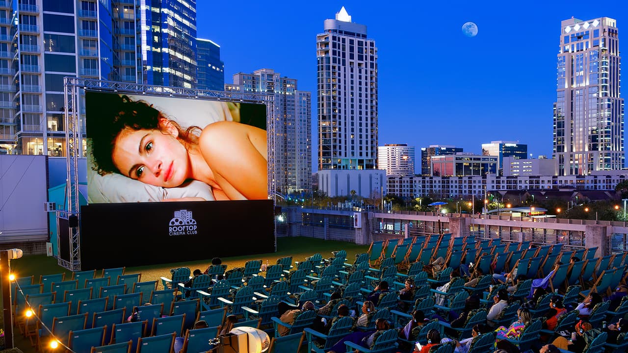 Para ver tus películas favoritas, puedes acompañalarlas comprando comida, vino, cerveza y cócteles, pero también puedes traer comida del exterior para disfrutar en la azotea, sin embargo no se permiten bebidas compradas afuera.