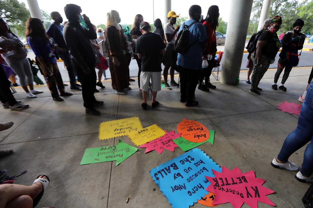 Otras 1.3 millones de personas piden el subsidio por desempleo, en medio de temores por el alza en los contagios