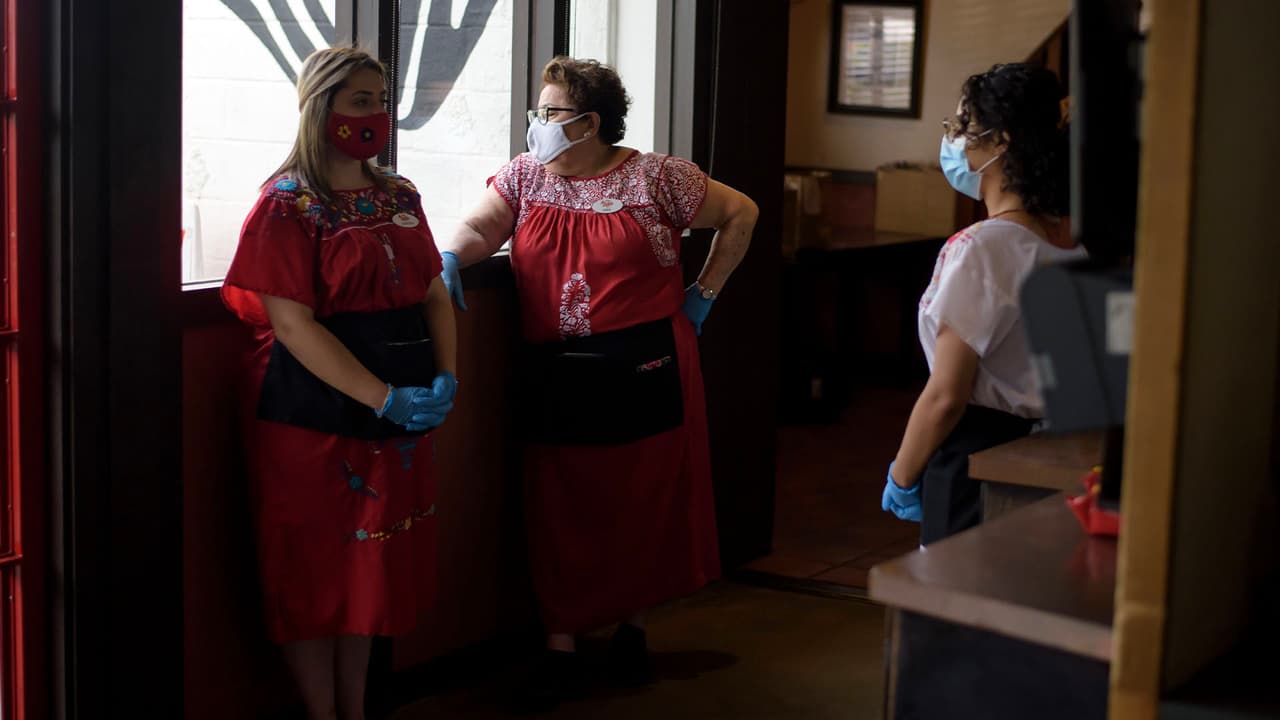 Muchos de los trabajadores son hispanos por lo que es una buena noticia para ellos la reapertura económica, aunque sea parcial.