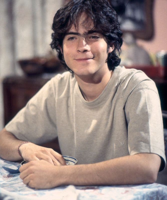 La telenovela de Emilio Larrosa fue el segundo proyecto en televisión de Osvaldo Benavides. Su personaje era apodado 'Chicles'.