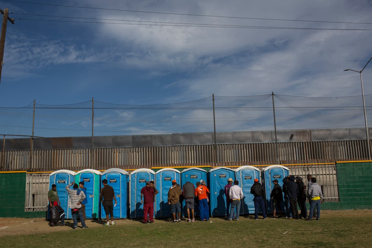En ese mismo refugio se dispusieron baños portátiles para los migrantes.