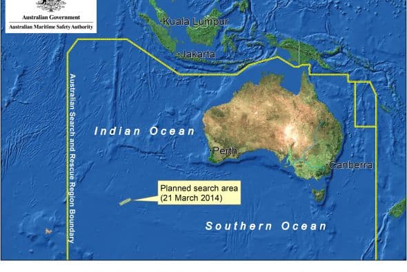 Las autoridades australianas indicaron que la búsqueda con radares del avión malasio desaparecido el pasado 8 de marzo con 239 personas a bordo ha sido infructuosa y replantearon una "estrategia visual" para localizar los posibles restos del aparato en el océano Índico. Dos aeronaves con "observadores entrenados" asomados a las ventanillas rastrean una zona de la extensión de la península Ibérica al suroeste de Australia, mientras otras dos se encuentran en camino para peinar la región donde ayer fueron detectados en unas imágenes de satélite dos objetos que podrían pertenecer a la aeronave. Un avión P3 Orion de las Fuerzas Aéreas australianas regresó este viernes a su base después de sobrevolar sin resultados positivos el lugar, señaló Young. Tony Abbott, declaró que harán "todo lo posible" para encontrar y confirmar si los restos pertenecen al vuelo MH370. "Ahora mismo podrían ser unos contenedores que han caído de un barco, nosotros no sabemos", advirtió Abbott.