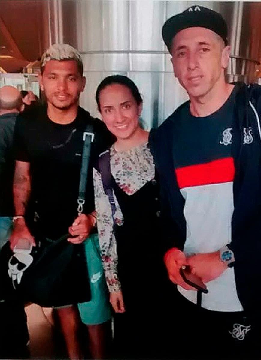 Héctor Herrera, con dos acompañantes, ya recuperado de las cirugías en la foto que circula en redes sociales.